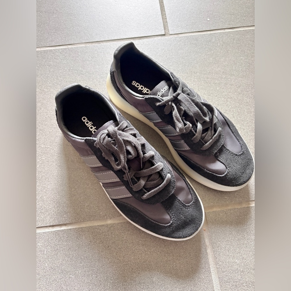 adidas Sneakers